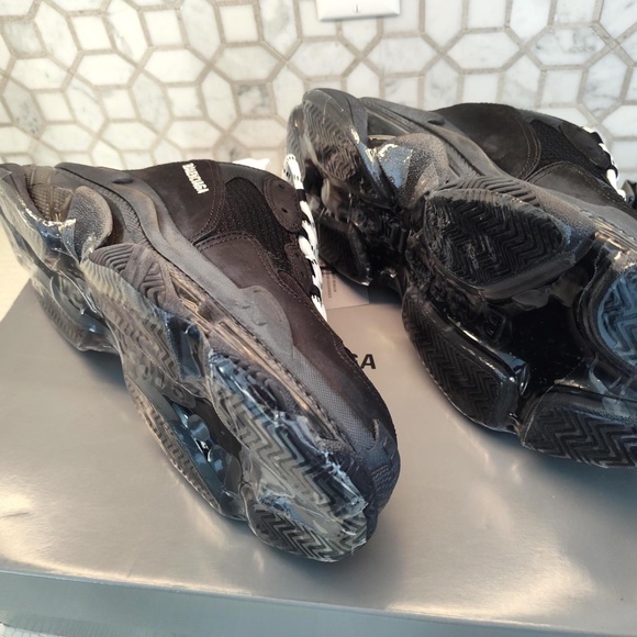 NEW Rare Distressed Look NWT in Box Size 41EU Balenciaga Triple S Triple Black. - Picture 11 of 15